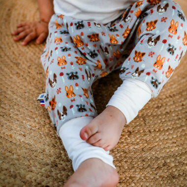 pantalon evolutif souple et confortable porté par un bébé pieds nus