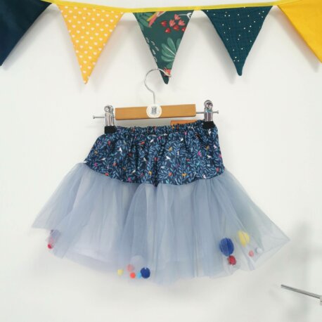 tutu en tulle gris avec pompons